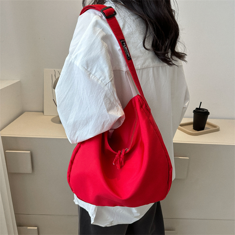 Women's Oxford Cloth Solid Color Basic Dumpling Shape Zipper Shoulder Bag Crossbody Bag display picture 4