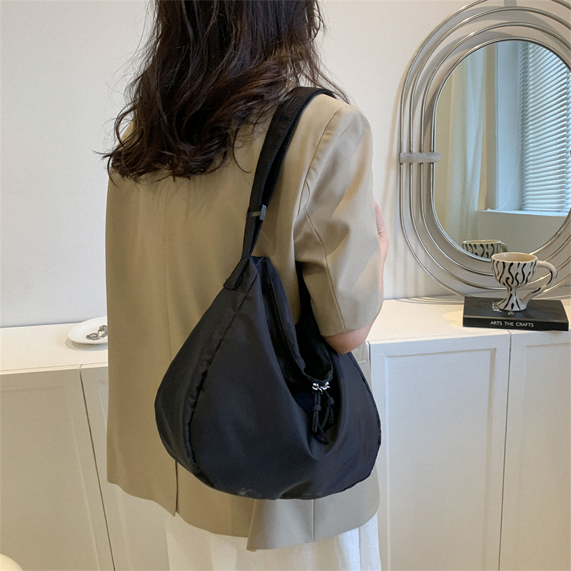Women's Oxford Cloth Solid Color Basic Dumpling Shape Zipper Shoulder Bag Crossbody Bag display picture 5