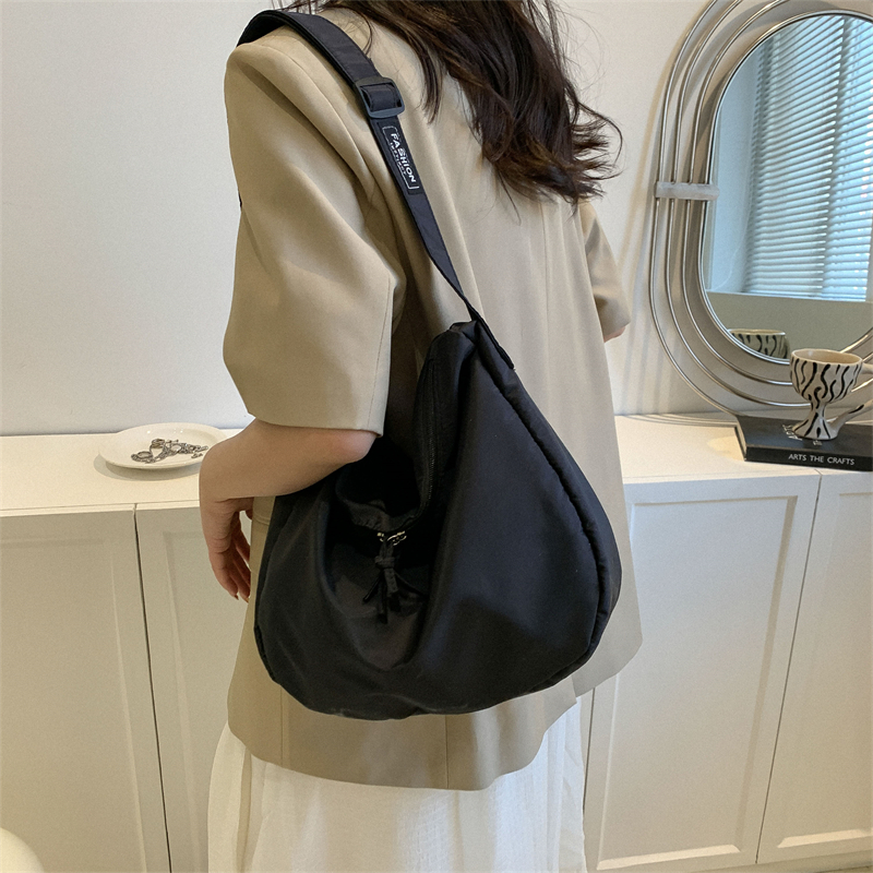 Women's Oxford Cloth Solid Color Basic Dumpling Shape Zipper Shoulder Bag Crossbody Bag display picture 6