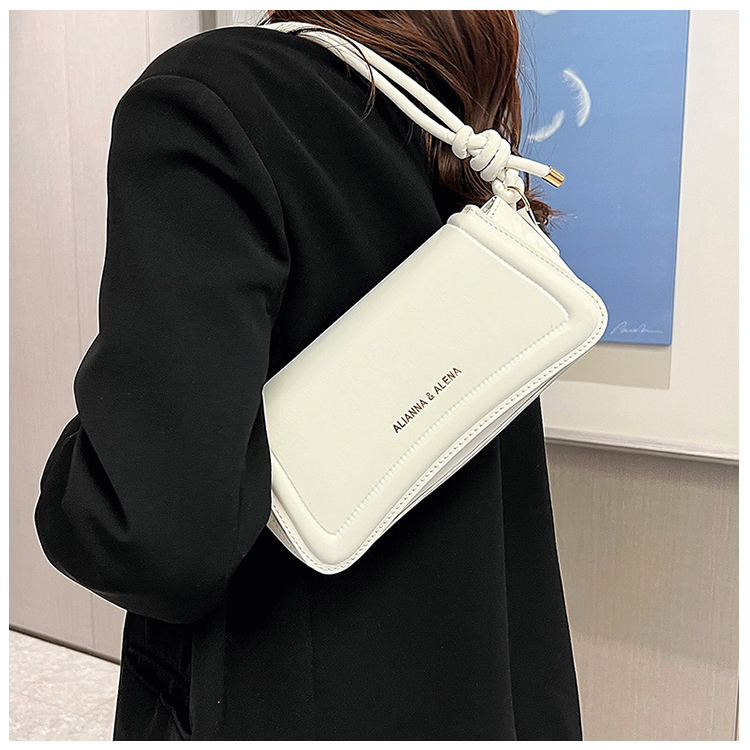 Women's Mini All Seasons Pu Leather Solid Color Fashion Square Magnetic Buckle Underarm Bag display picture 3