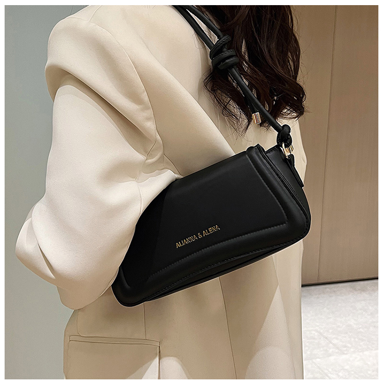 Women's Mini All Seasons Pu Leather Solid Color Fashion Square Magnetic Buckle Underarm Bag display picture 5
