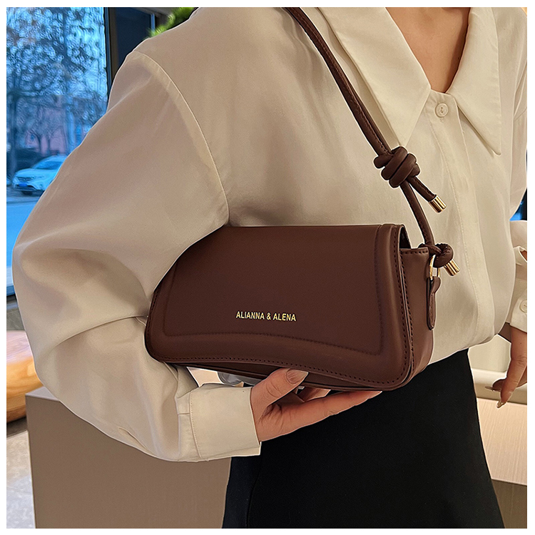Women's Mini All Seasons Pu Leather Solid Color Fashion Square Magnetic Buckle Underarm Bag display picture 6