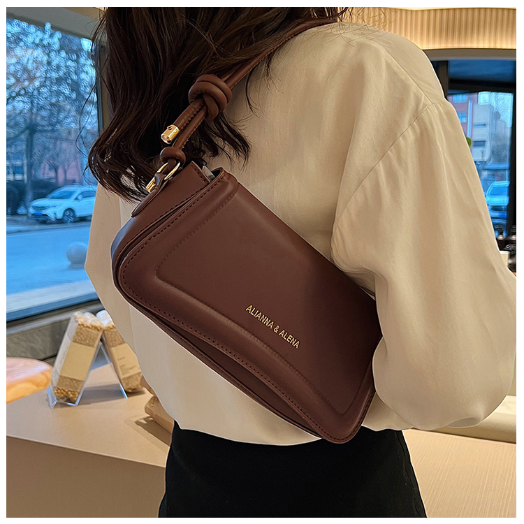 Women's Mini All Seasons Pu Leather Solid Color Fashion Square Magnetic Buckle Underarm Bag display picture 10