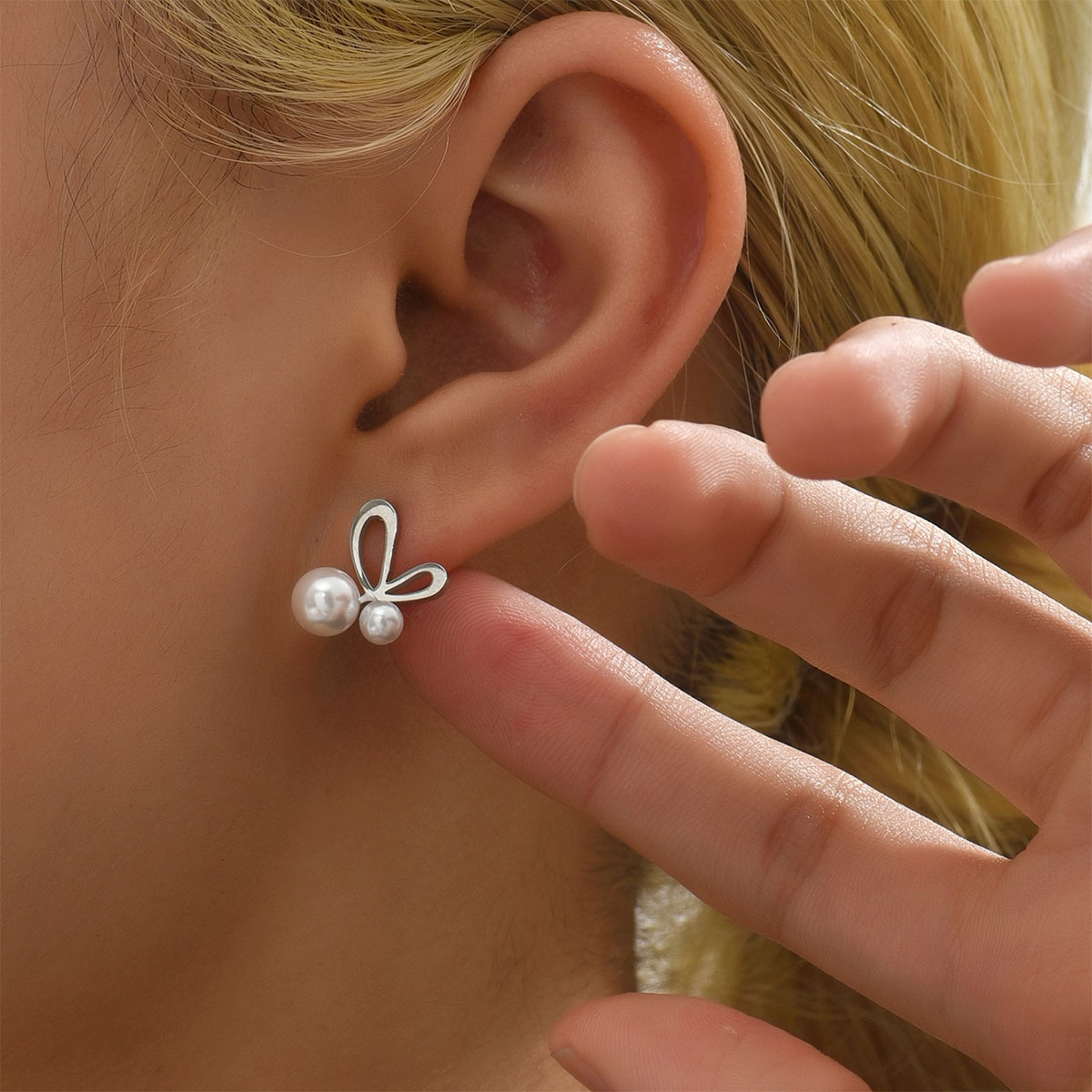 Style Simple Papillon Acier Inoxydable Incruster Perles Artificielles Des Boucles D'oreilles 1 Paire display picture 2