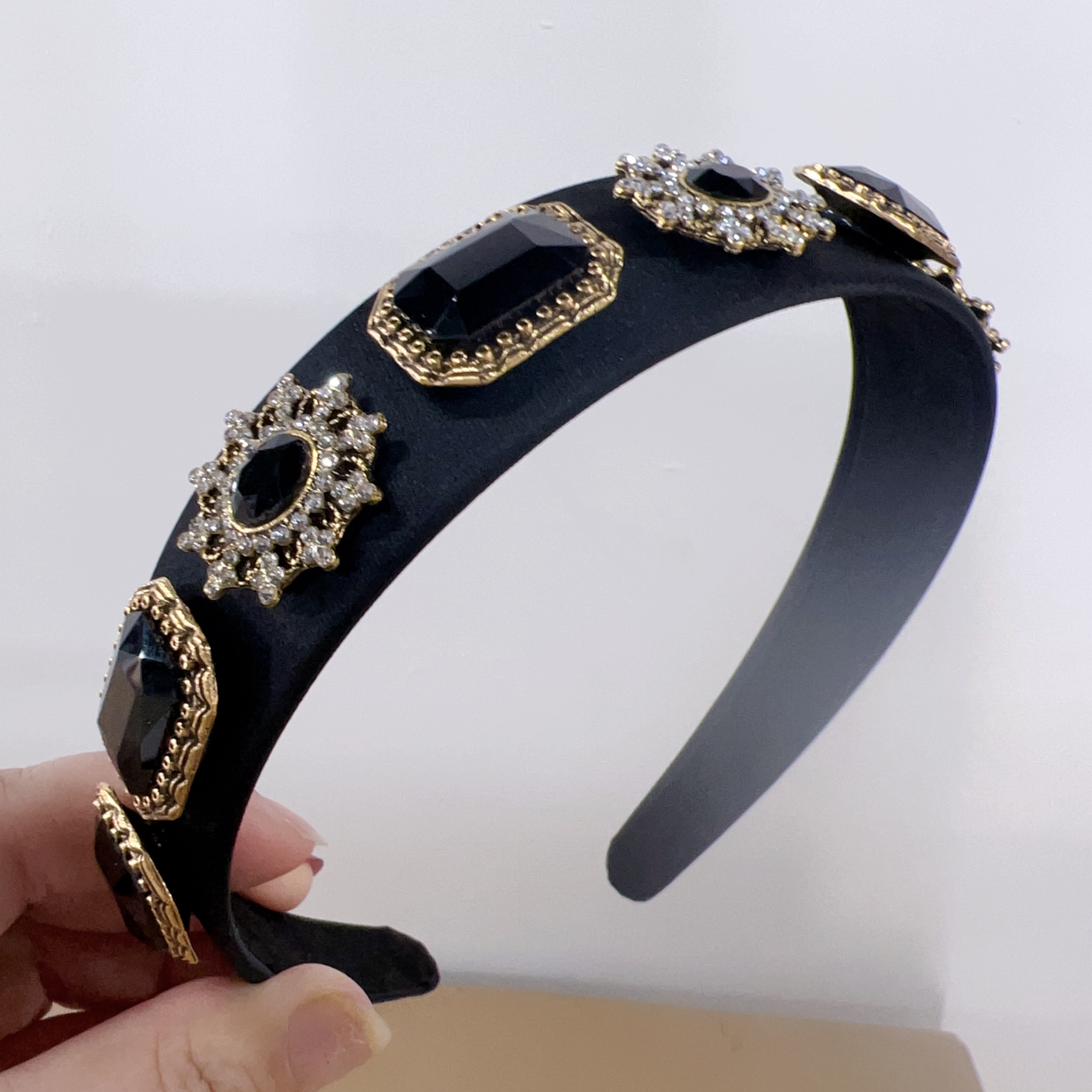 European And American New Retro Baroque Diamond-embedded Light Luxury Headband Versatile Wide-brimmed Temperament Hair Fixer Hair Accessories display picture 3