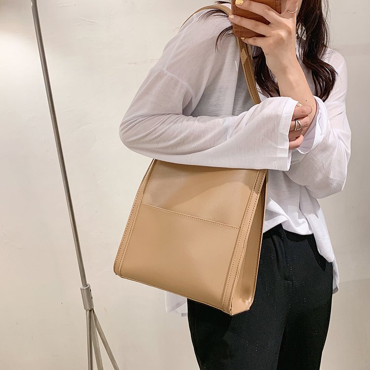 Women's All Seasons Pu Leather Solid Color Basic Square Magnetic Buckle Tote Bag display picture 2