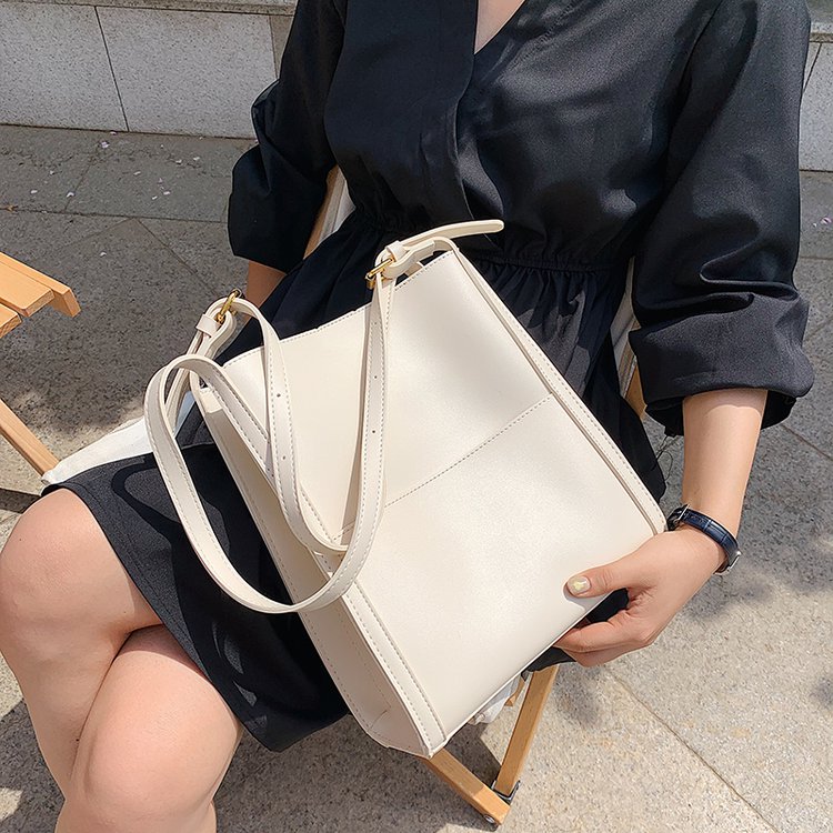 Women's All Seasons Pu Leather Solid Color Basic Square Magnetic Buckle Tote Bag display picture 6