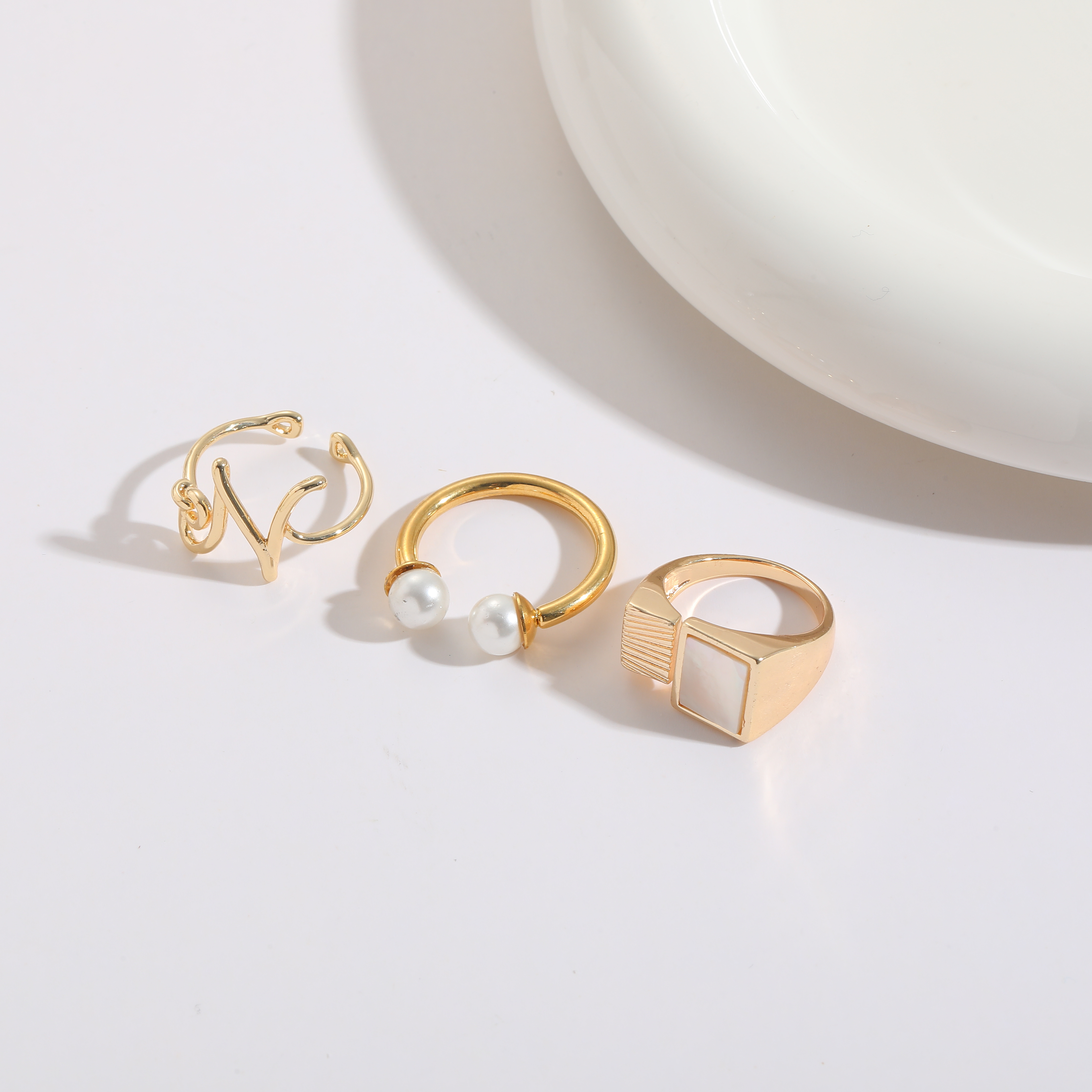 1 Piece Classic Style Letter Square Copper Asymmetrical Plating Inlay Pearl Shell 14k Gold Plated Rings display picture 3