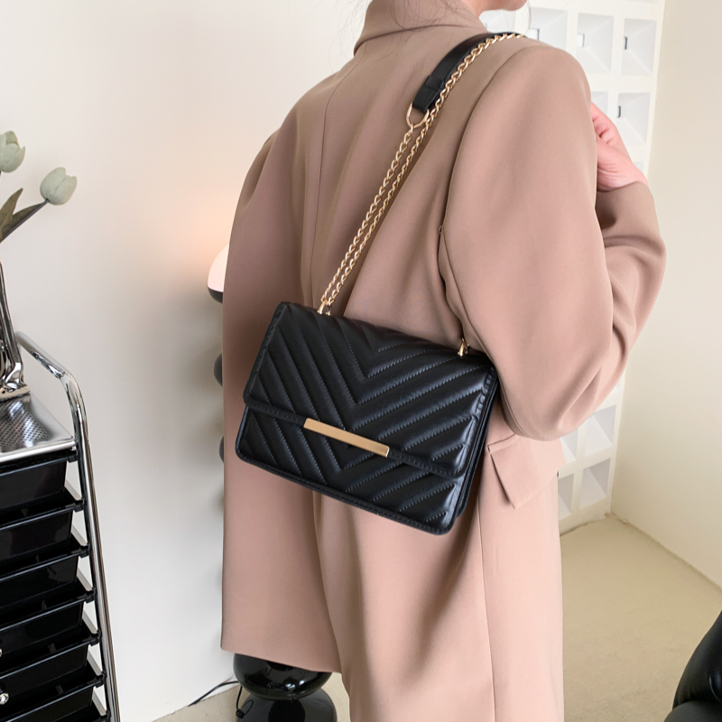 Women's Pu Leather Solid Color Basic Square Flip Cover Shoulder Bag Crossbody Bag display picture 3