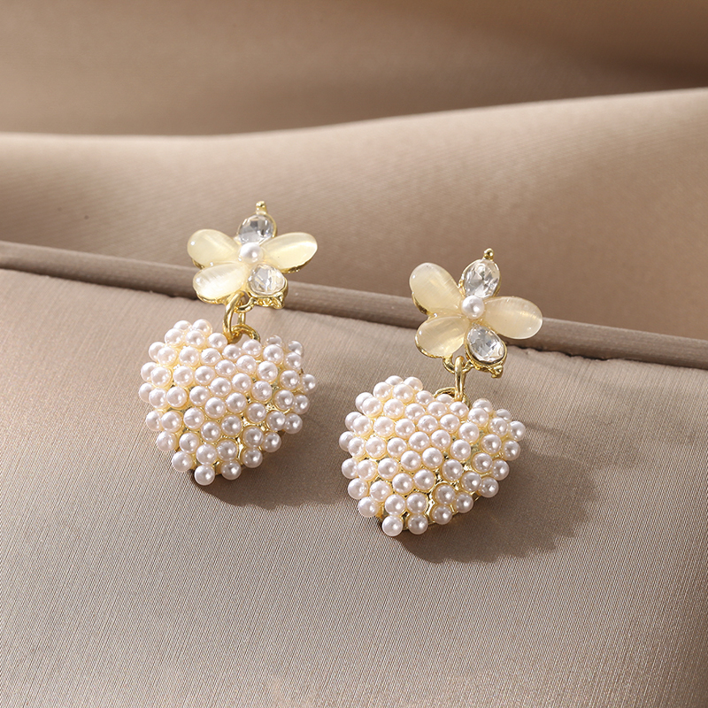 1 Pair Sweet Heart Shape Flower Inlay Alloy Artificial Pearls Zircon Drop Earrings display picture 3