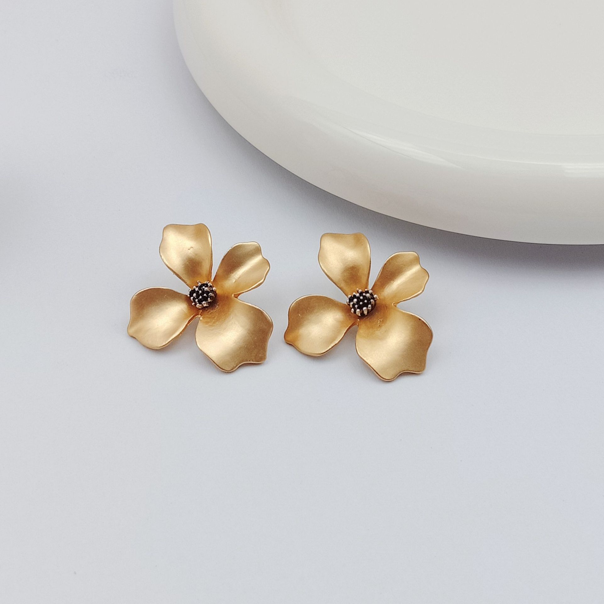 1 Pair Simple Style Circle Flower Plating Iron Ear Studs display picture 8