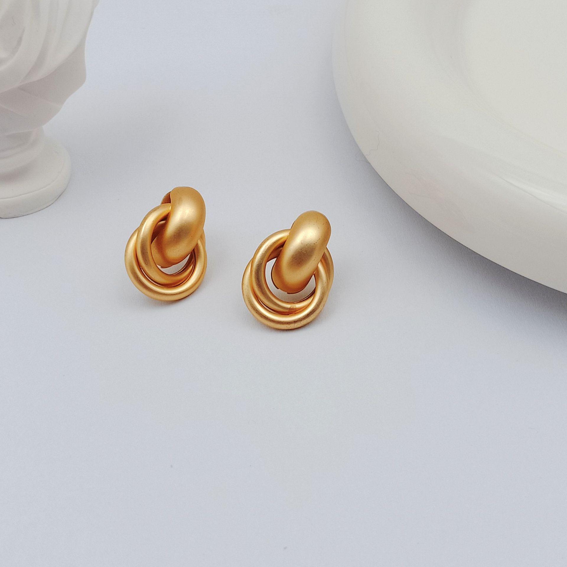 1 Pair Simple Style Circle Flower Plating Iron Ear Studs display picture 4