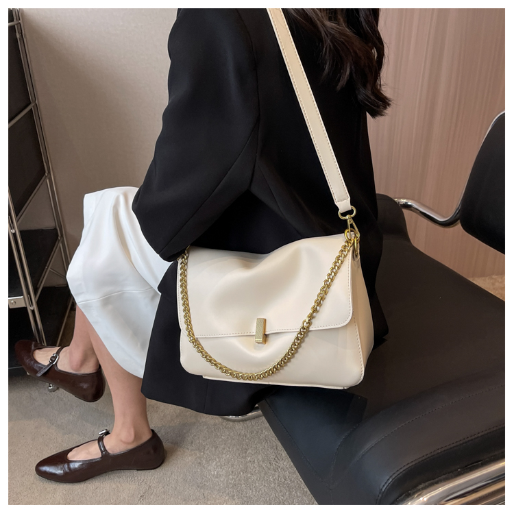 Women's Pu Leather Solid Color Basic Chain Square Zipper Magnetic Buckle Crossbody Bag display picture 5
