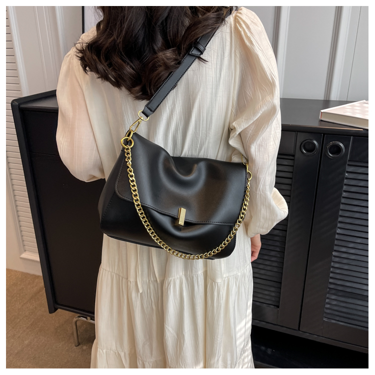 Women's Pu Leather Solid Color Basic Chain Square Zipper Magnetic Buckle Crossbody Bag display picture 6