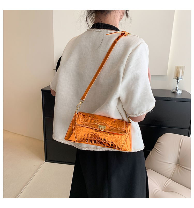 Women's All Seasons Pu Leather Solid Color Classic Style Square Zipper Magnetic Buckle Underarm Bag display picture 6