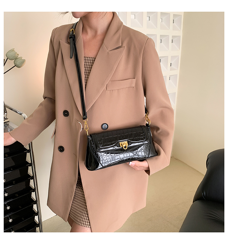 Women's All Seasons Pu Leather Solid Color Classic Style Square Zipper Magnetic Buckle Underarm Bag display picture 5