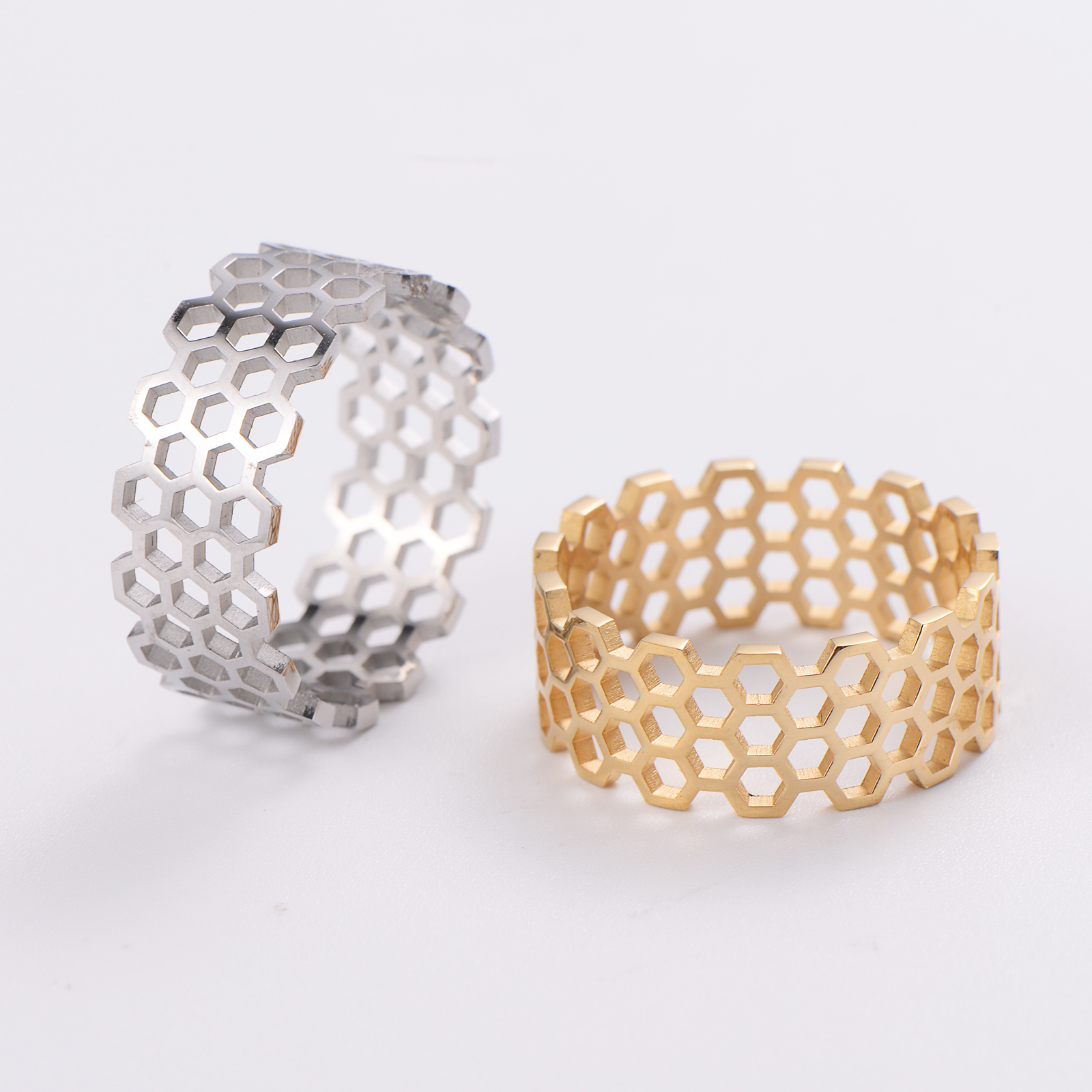 Wholesale Casual Honeycomb Stainless Steel Gold Plated Rings display picture 3