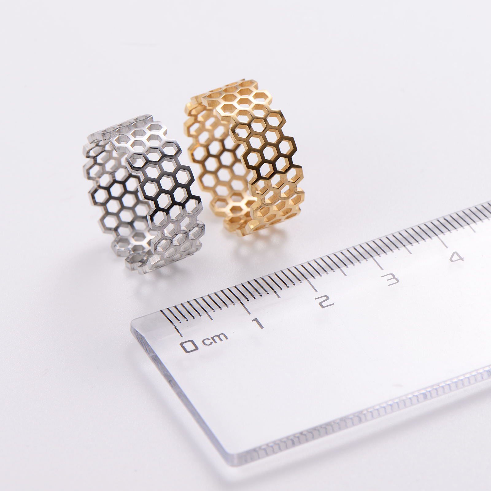 Wholesale Casual Honeycomb Stainless Steel Gold Plated Rings display picture 4