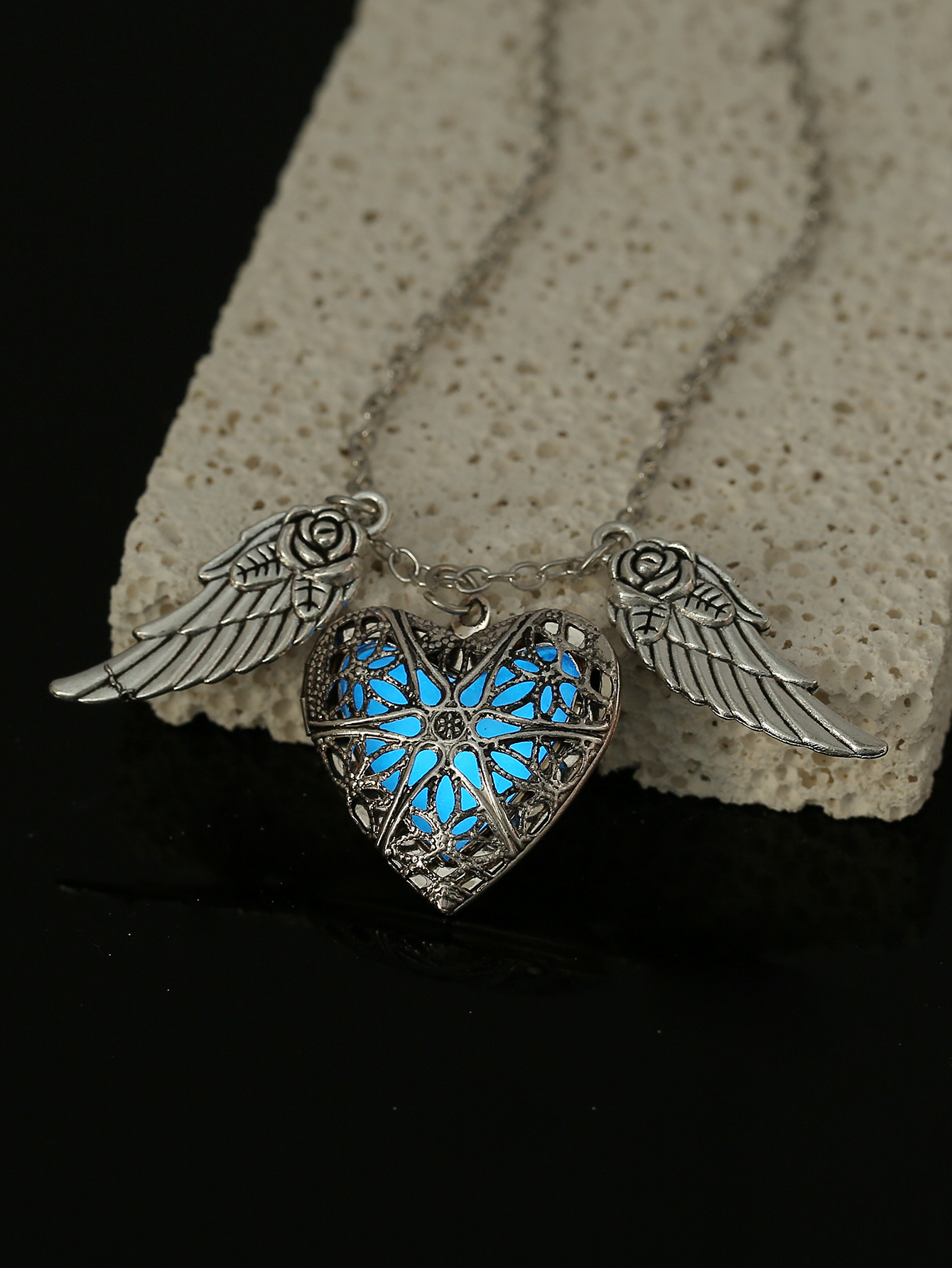 Classic Style Heart Shape Wings Copper Luminous Plating Inlay Resin Silver Plated Pendant Necklace display picture 5