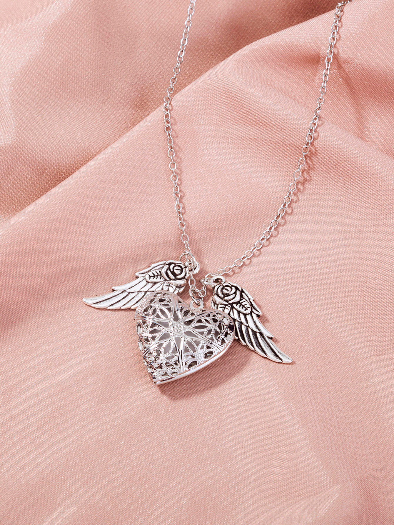 Classic Style Heart Shape Wings Copper Luminous Plating Inlay Resin Silver Plated Pendant Necklace display picture 6