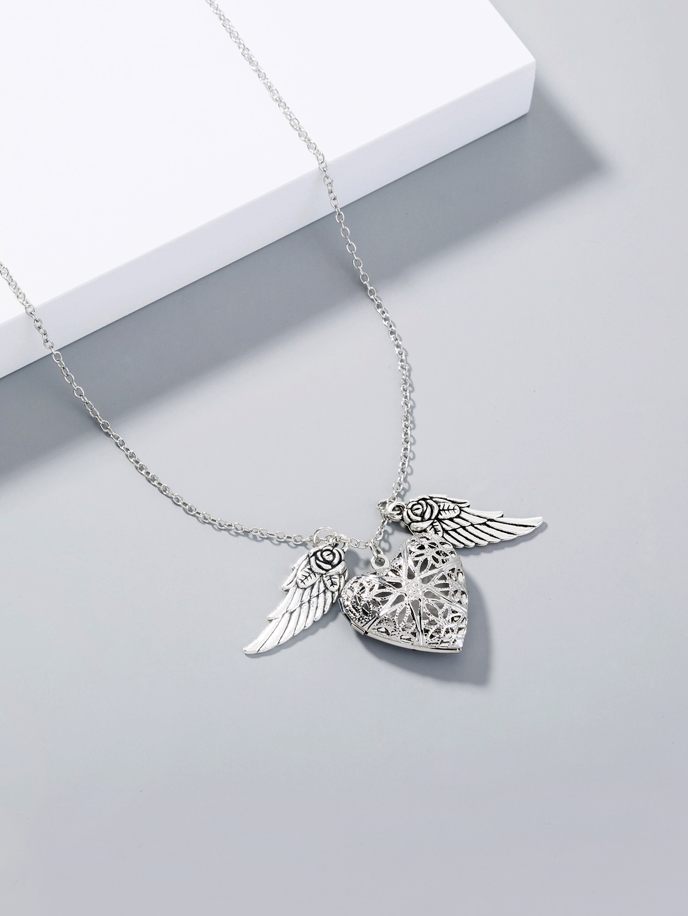 Classic Style Heart Shape Wings Copper Luminous Plating Inlay Resin Silver Plated Pendant Necklace display picture 2