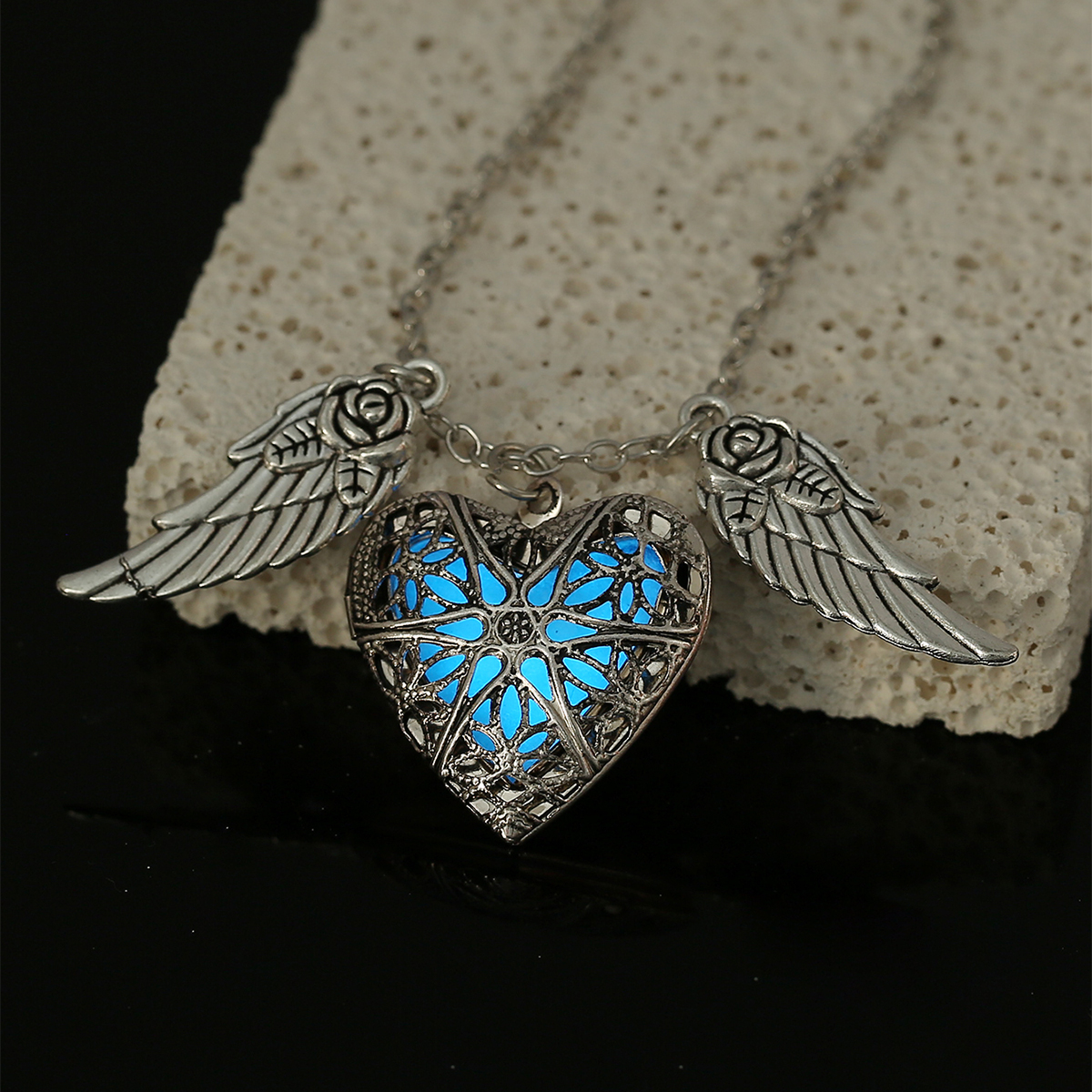 Classic Style Heart Shape Wings Copper Luminous Plating Inlay Resin Silver Plated Pendant Necklace display picture 4