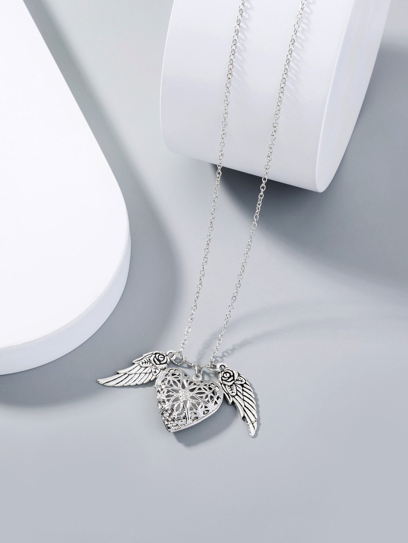 Classic Style Heart Shape Wings Copper Luminous Plating Inlay Resin Silver Plated Pendant Necklace display picture 3