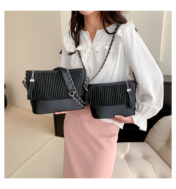 Women's All Seasons Pu Leather Stripe Solid Color Basic Square Zipper Shoulder Bag display picture 5