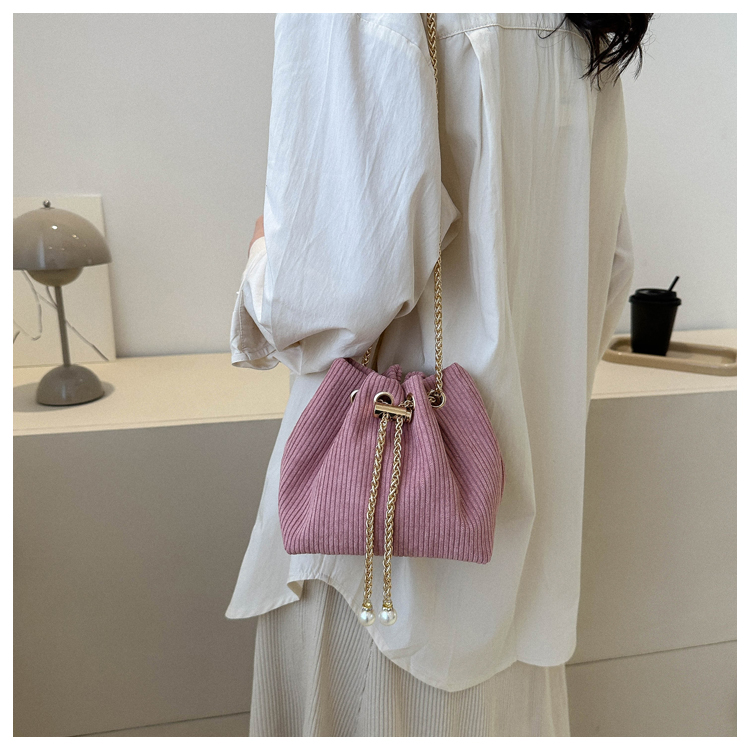 Women's Polyester Solid Color Classic Style Bucket String Crossbody Bag display picture 1