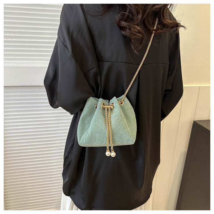 Women's Polyester Solid Color Classic Style Bucket String Crossbody Bag display picture 2