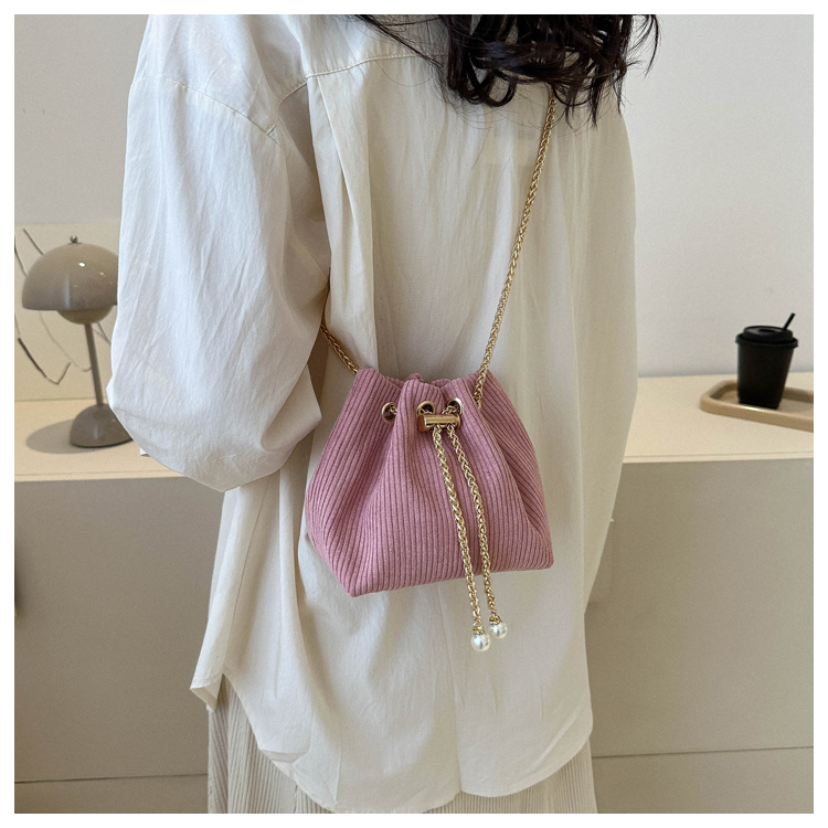 Women's Polyester Solid Color Classic Style Bucket String Crossbody Bag display picture 6