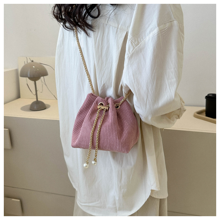 Women's Polyester Solid Color Classic Style Bucket String Crossbody Bag display picture 3