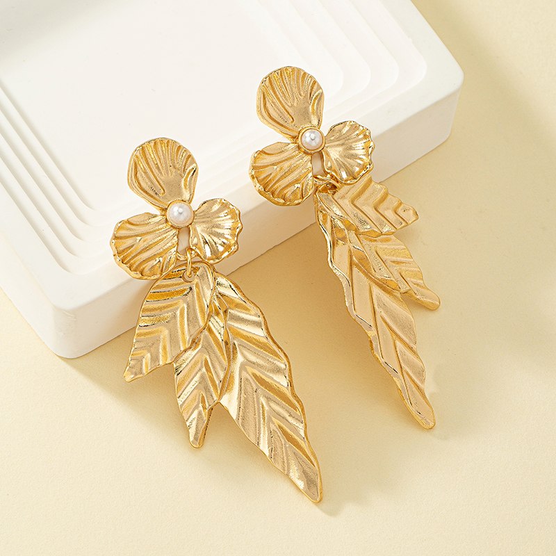 Wholesale Jewelry 1 Pair Retro Leaves Flower Alloy Pearl Drop Earrings display picture 4
