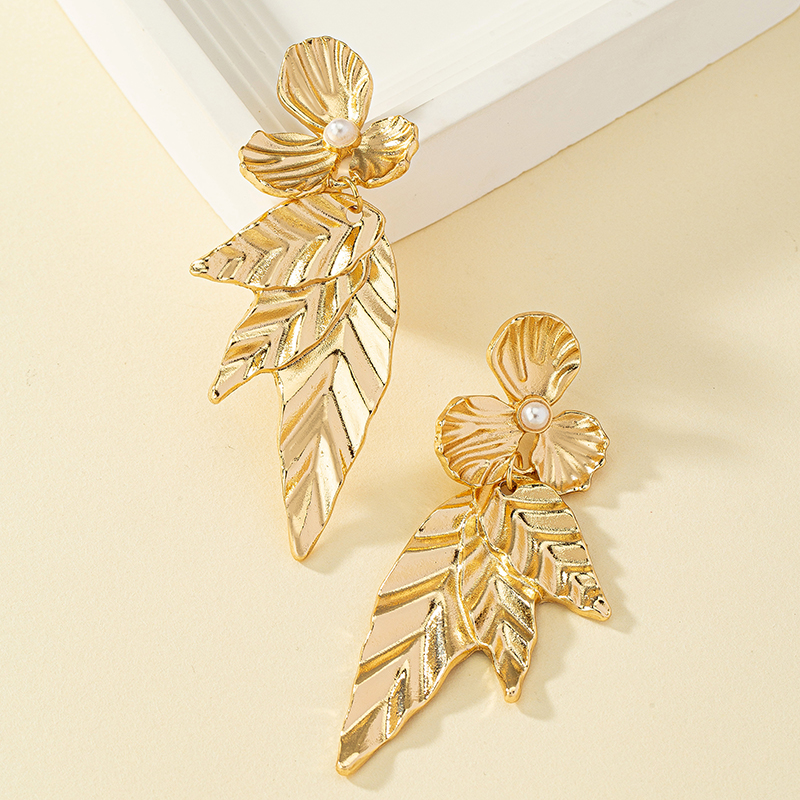 Wholesale Jewelry 1 Pair Retro Leaves Flower Alloy Pearl Drop Earrings display picture 3