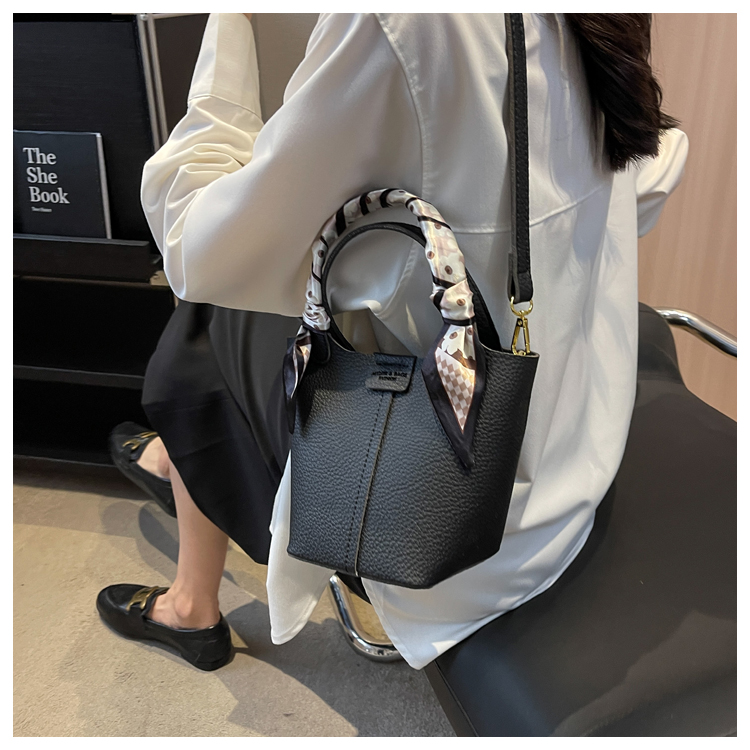Women's All Seasons Pu Leather Solid Color Classic Style Cylindrical Zipper Bucket Bag display picture 5