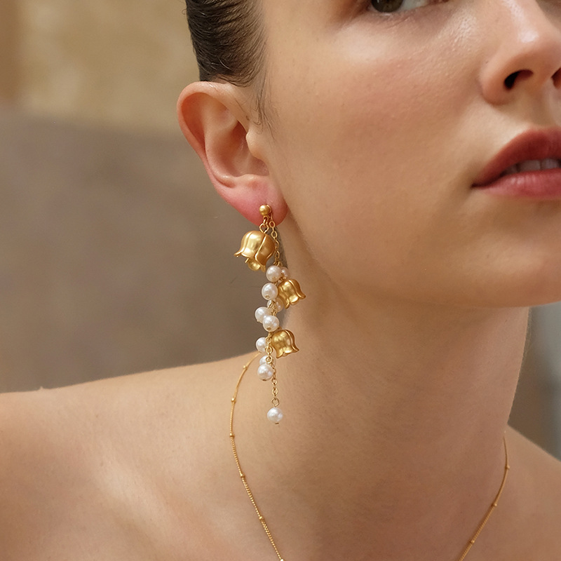 1 Pair IG Style Elegant Flower Asymmetrical Tassel Pearl Copper Gold Plated Drop Earrings Ear Studs display picture 1