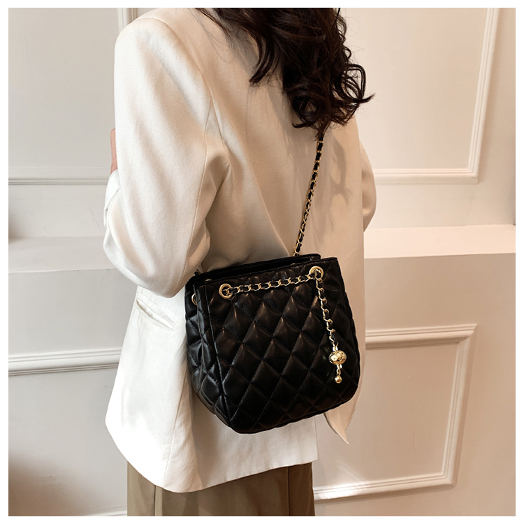 Women's All Seasons Pu Leather Solid Color Classic Style Square Zipper Shoulder Bag display picture 3