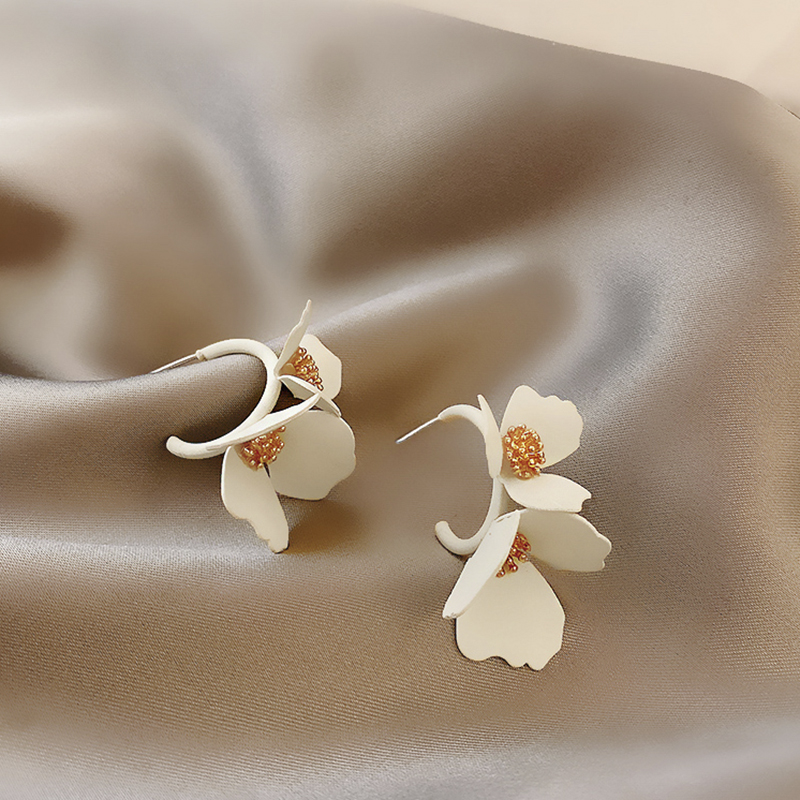 1 Pair Elegant C Shape Petal Three-dimensional Alloy Ear Studs display picture 3