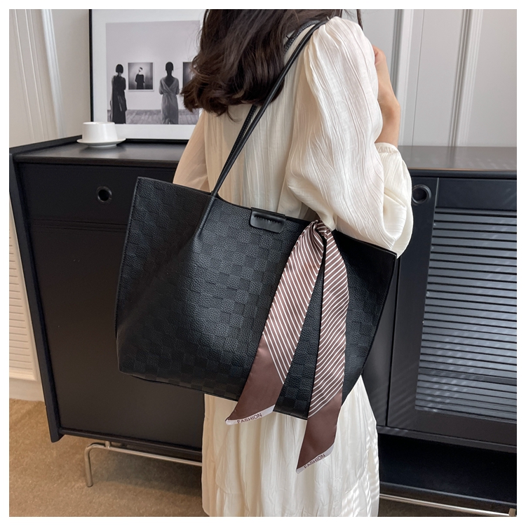 Women's All Seasons Pu Leather Solid Color Basic Ribbon Square Magnetic Buckle Tote Bag display picture 5