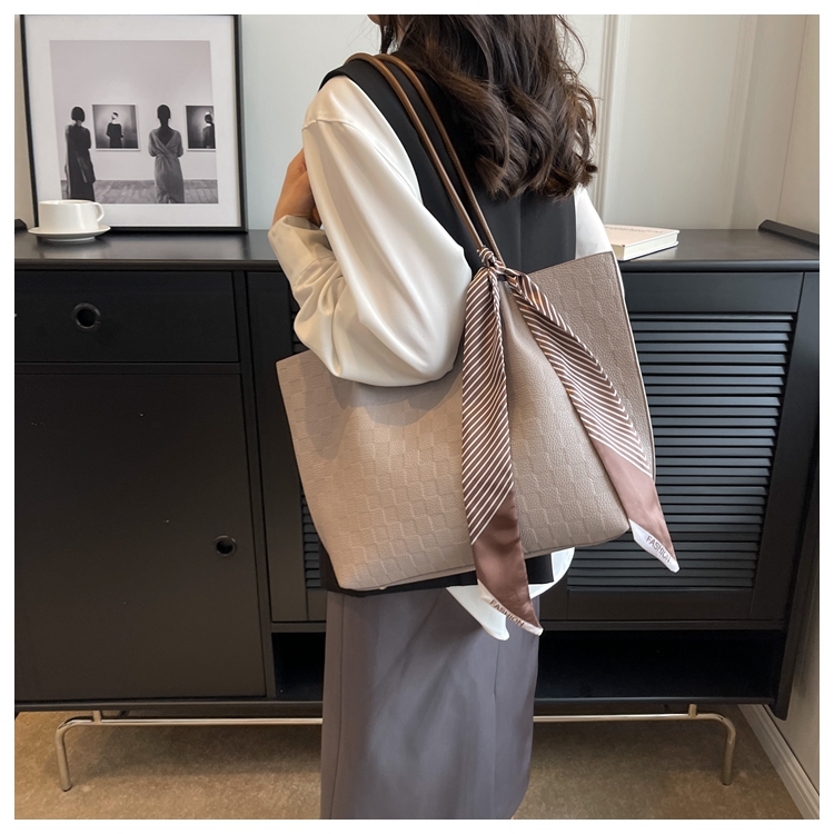 Women's All Seasons Pu Leather Solid Color Basic Ribbon Square Magnetic Buckle Tote Bag display picture 7