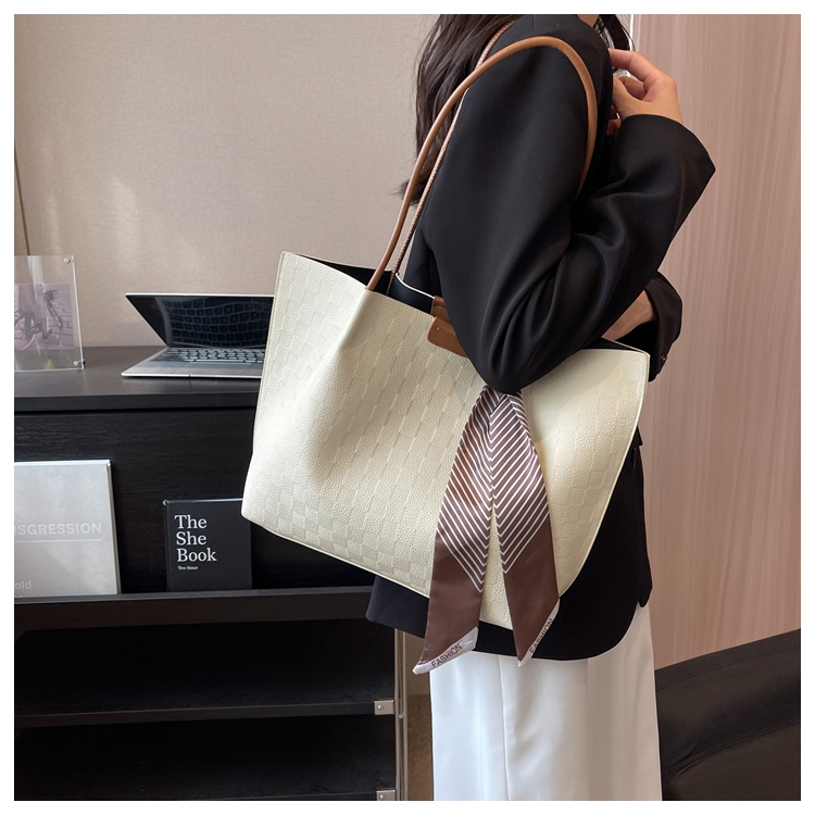 Women's All Seasons Pu Leather Solid Color Basic Ribbon Square Magnetic Buckle Tote Bag display picture 8