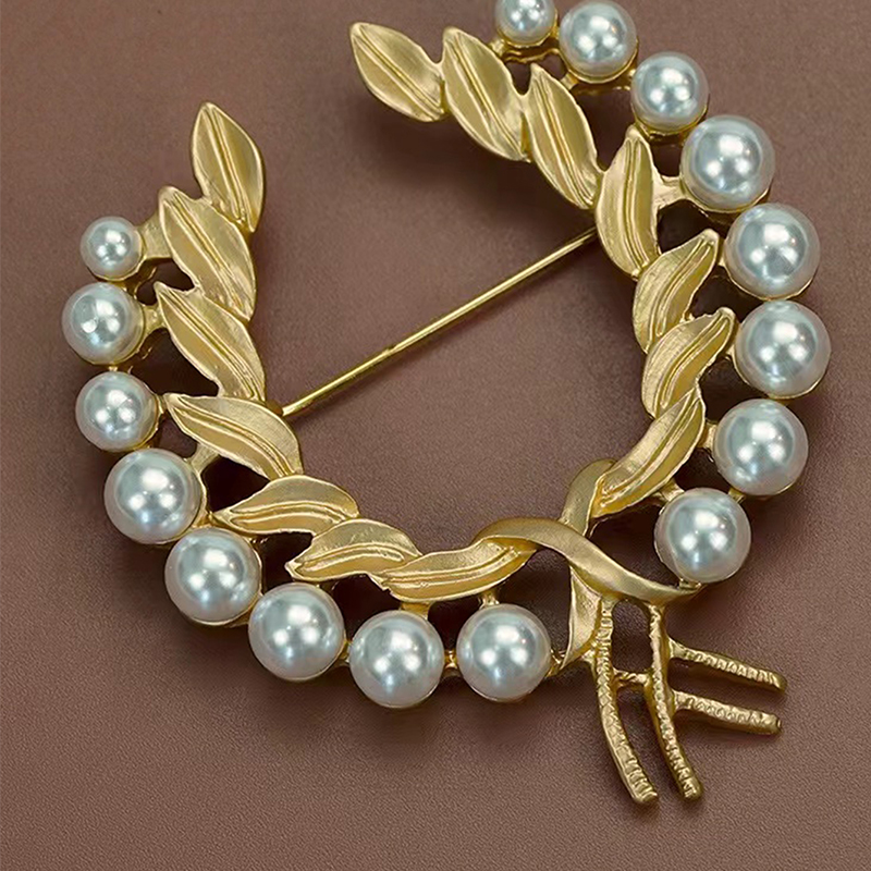 Simple Style Grain Alloy Inlay Pearl Women'S Brooches display picture 3