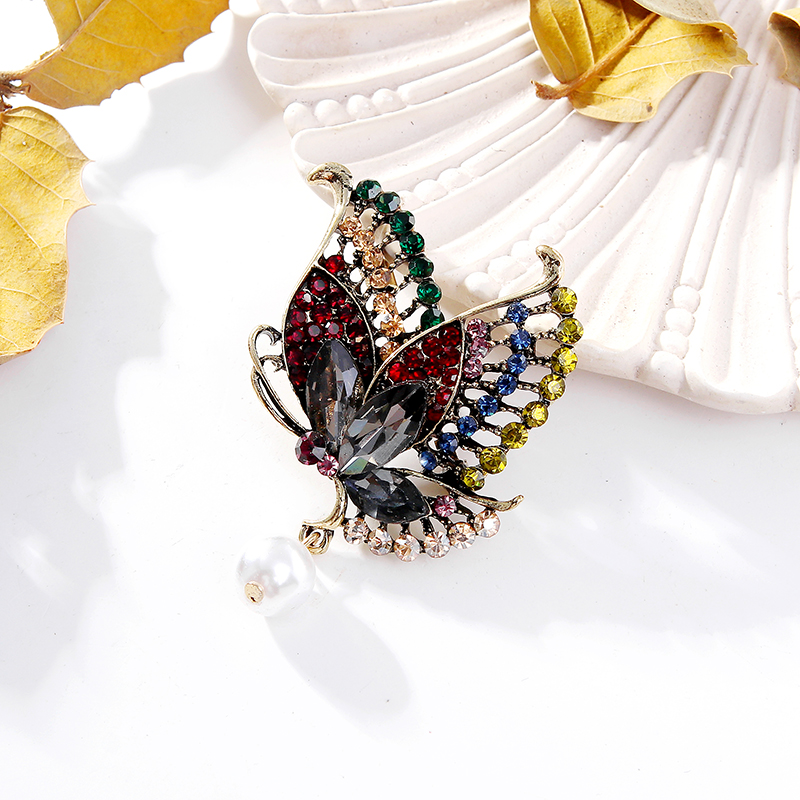 Lujoso Mariposa Aleación Embutido Perlas Artificiales Diamantes De Imitación Mujeres Broches display picture 2