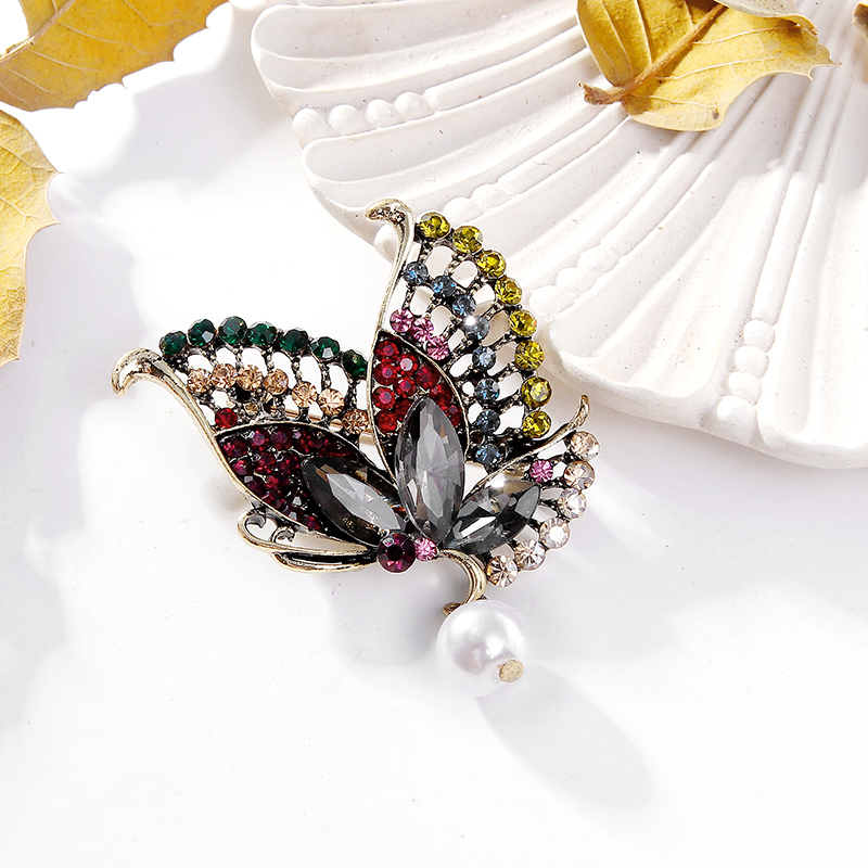 Lujoso Mariposa Aleación Embutido Perlas Artificiales Diamantes De Imitación Mujeres Broches display picture 3
