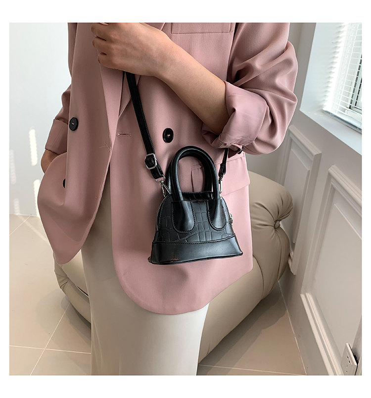 Women's All Seasons Pu Leather Solid Color Vintage Style Square Zipper Handbag display picture 7