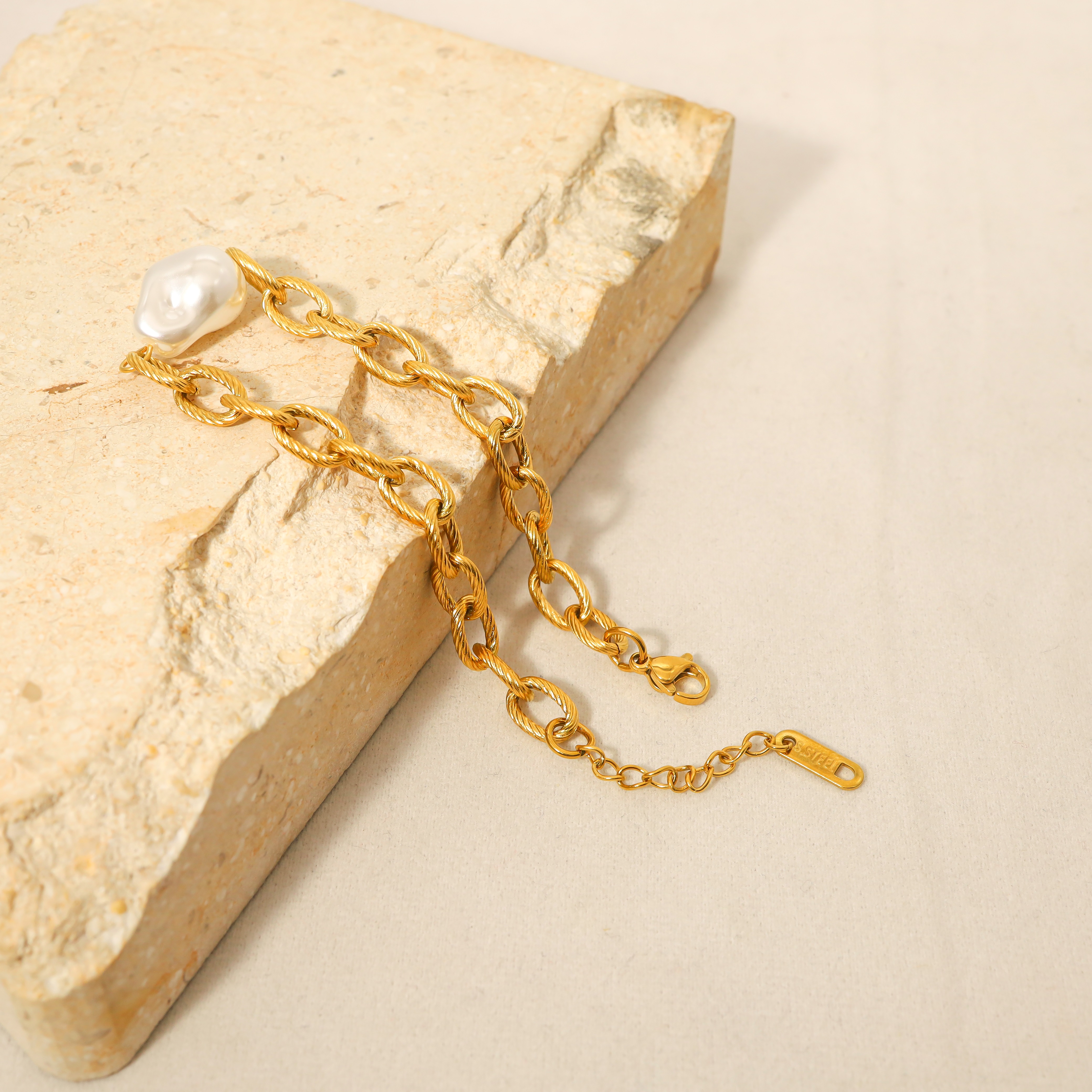 Großhandel Einfacher Stil Geometrisch Titan Stahl 18 Karat Vergoldet Künstliche Perlen Armbänder display picture 2