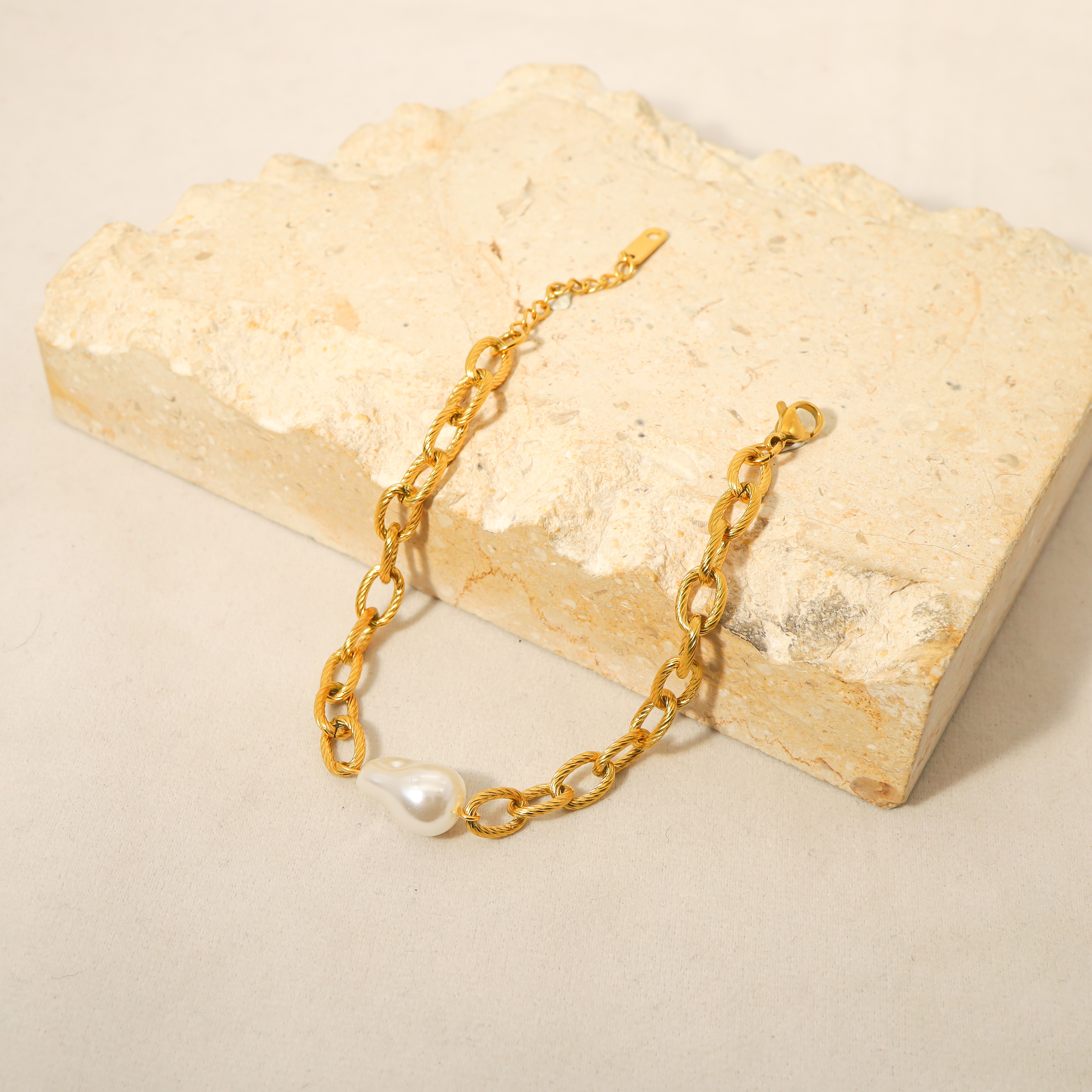 De Gros Style Simple Géométrique Acier Au Titane Plaqué Or 18k Perles Artificielles Bracelets display picture 4