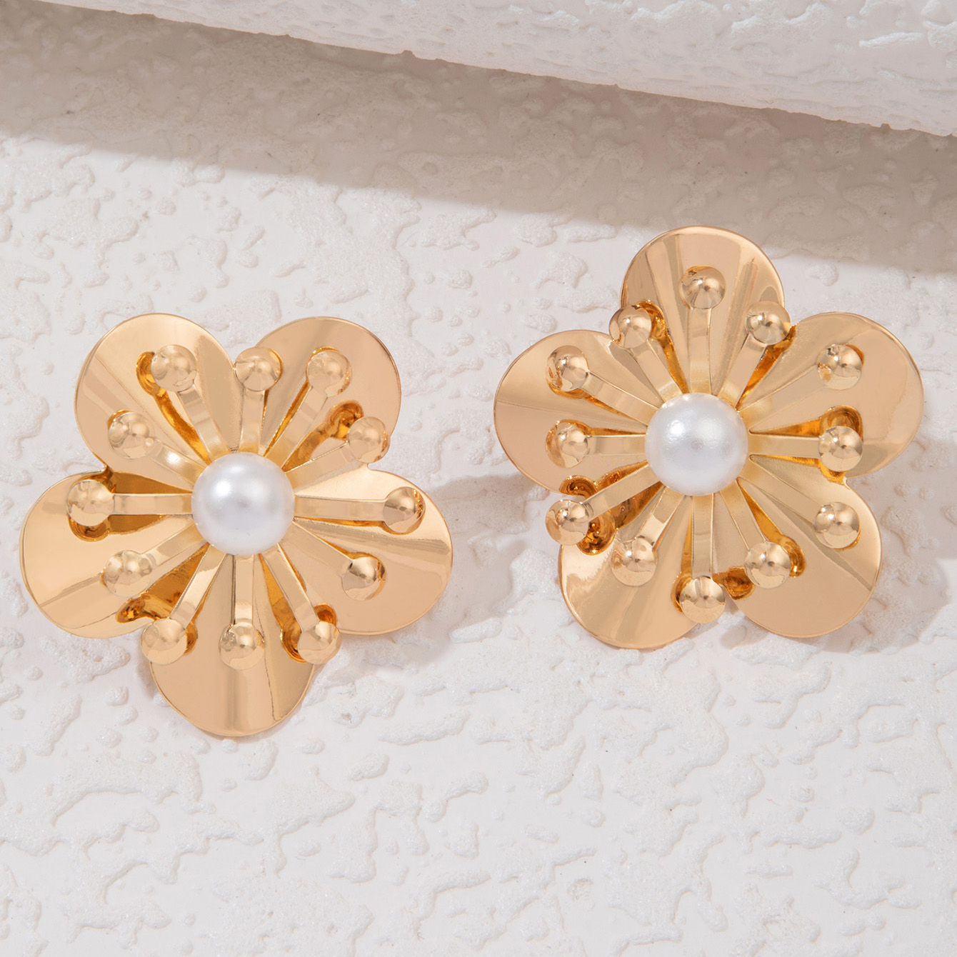 Wholesale Jewelry 1 Pair Sweet Flower Alloy Artificial Pearls Ear Studs display picture 1