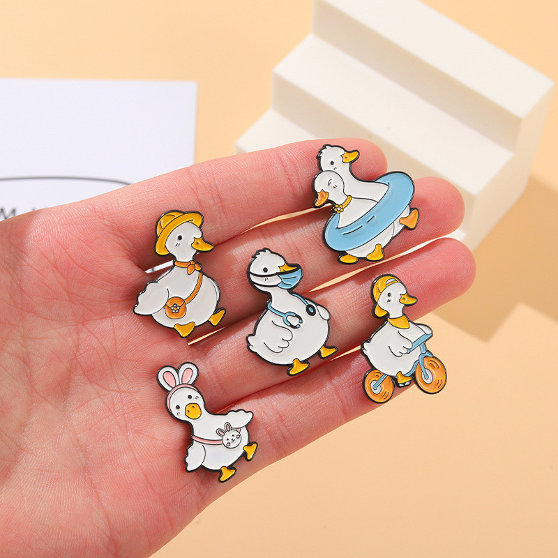 Cartoon Style Animal Alloy Stoving Varnish Unisex Brooches display picture 3