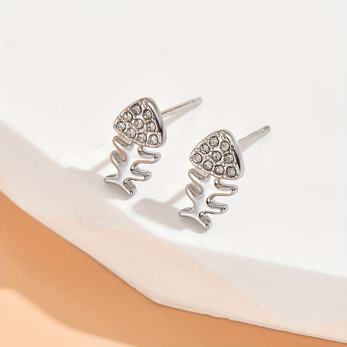 1 Pair Simple Style Fish Bone Inlay 304 Stainless Steel Rhinestones 14K Gold Plated Ear Studs display picture 2